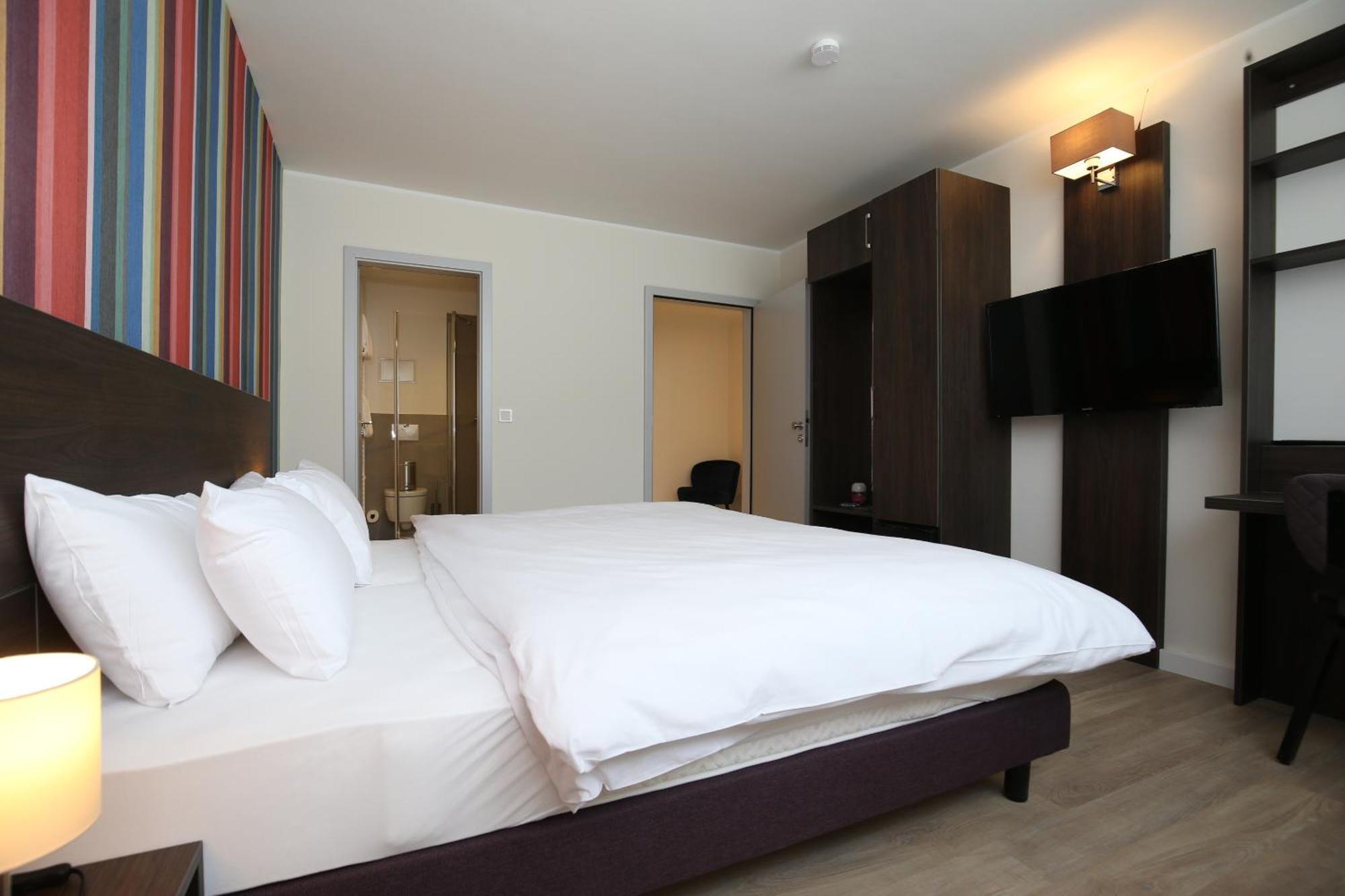 Hotel Faehrhaus Km734 Dusseldorf Phòng bức ảnh