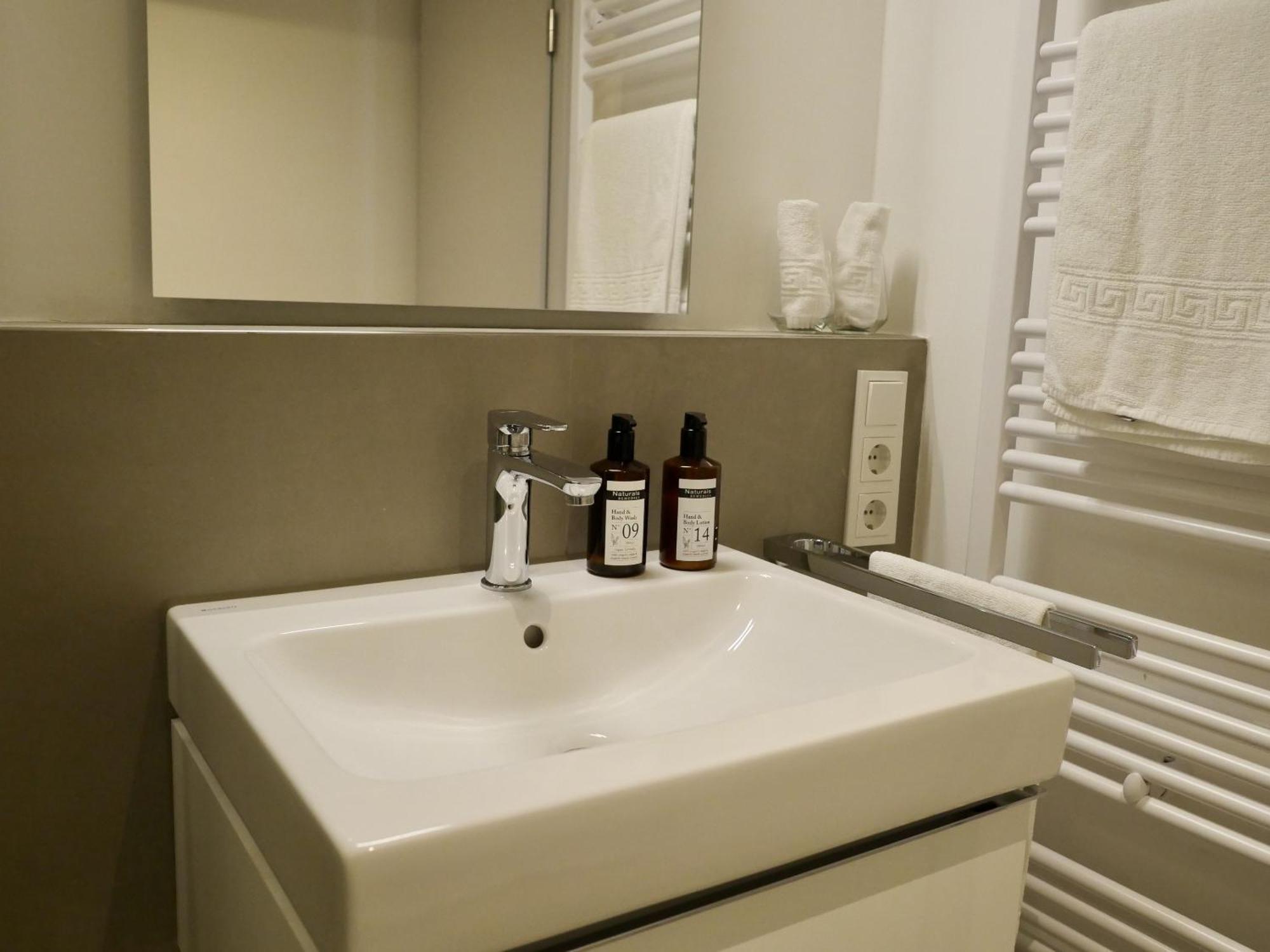 Hotel Faehrhaus Km734 Dusseldorf Phòng bức ảnh